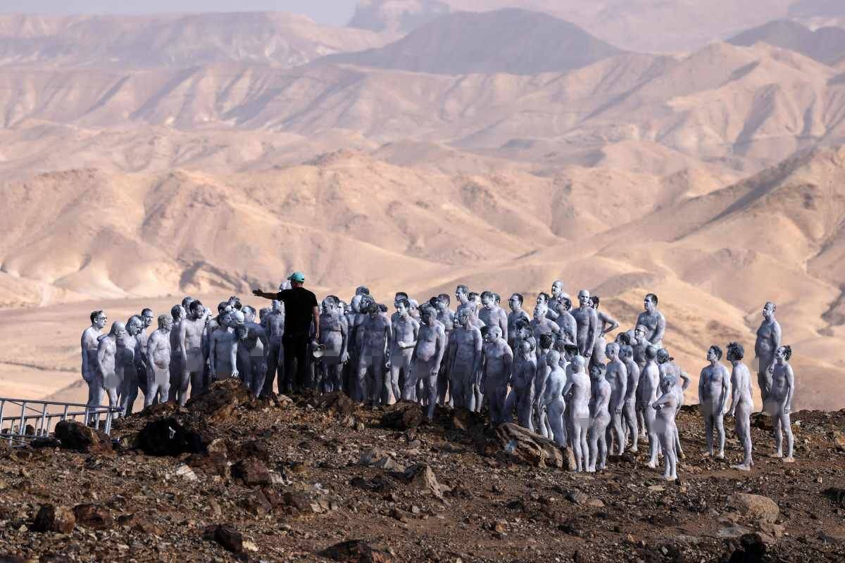 Spencer Tunick reúne 300 personas que sin ropa posaron cerca del Mar Muerto
