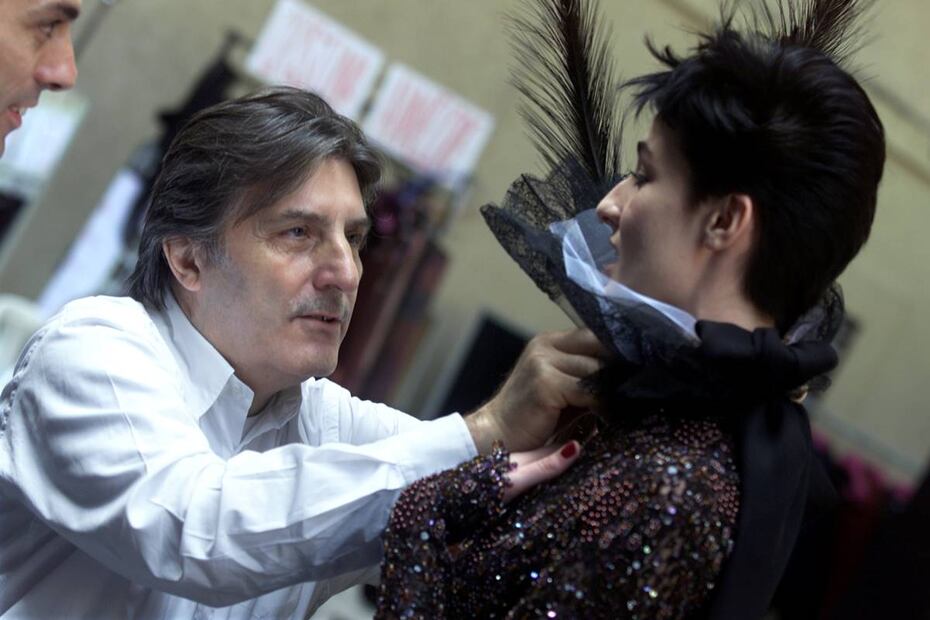 El diseñador Emanuel Ungaro, quien se definió a sí mismo como un 'obsesivo sensual', falleció a los 86 años