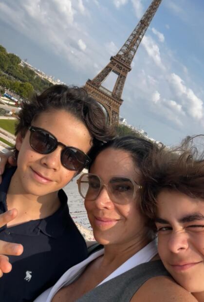 Paola Rojas junto a sus dos hijos, Leonardo y Paulo en Francia / Foto: Instagram