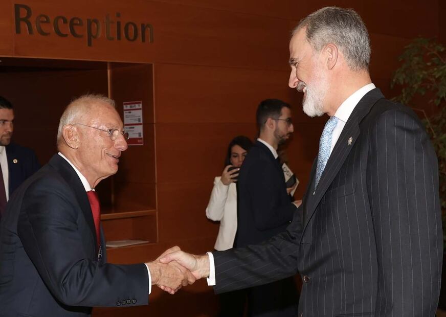 El rey Felipe VI de España entregó en Barcelona la VIII edición del Premio Reino de España a la Trayectoria Empresarial al cofundador y presidente de Mango, Isak Andic / Foto: Casa Real Española