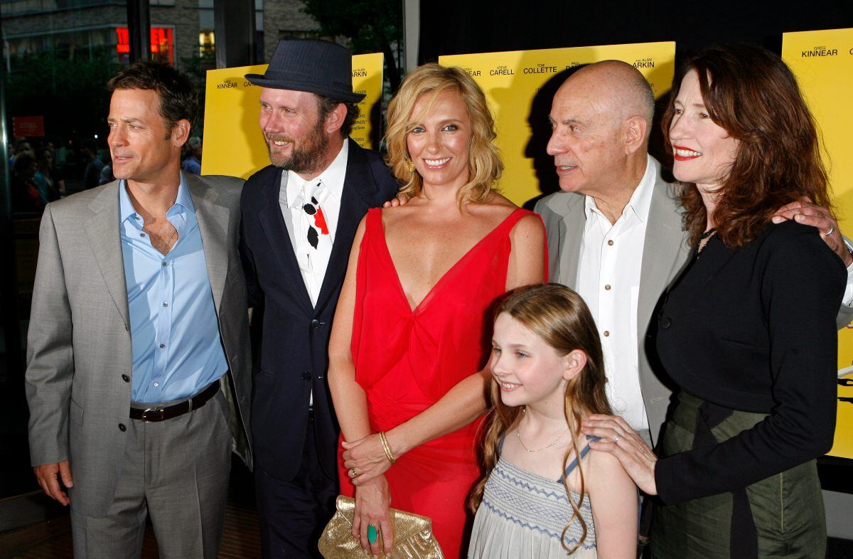 De izquierda a derecha: Greg Kinnear, Jonathan Dayton, Toni Collette, Abigail Breslin, Alan Arkin y Valerie Faris posan en la alfombra roja del estreno 'Pequeña señorita Sunshine' / AP