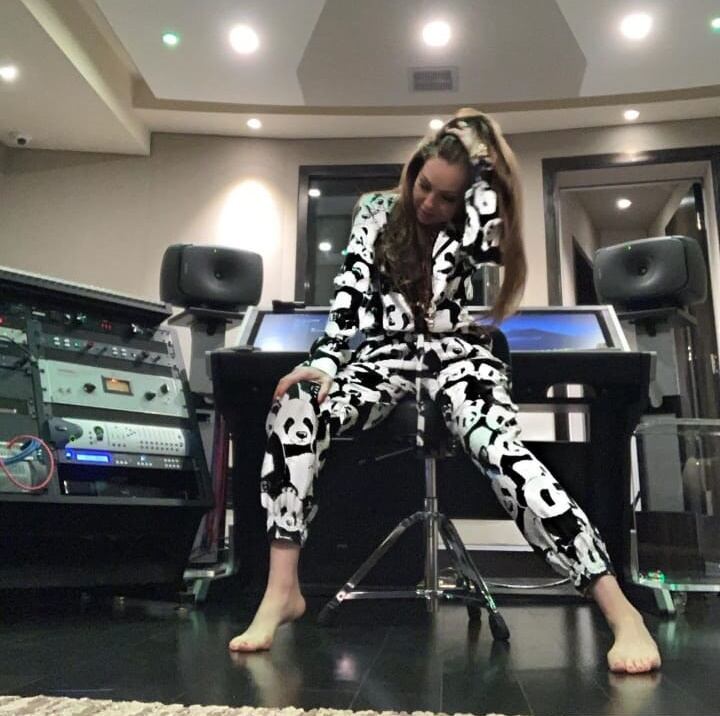 Thalía compone con sus hijos Sabrina Sakaë y Matthew Alejandro 