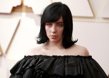 Billie Eilish asegura que es "doloroso" convertirse en un personaje famoso