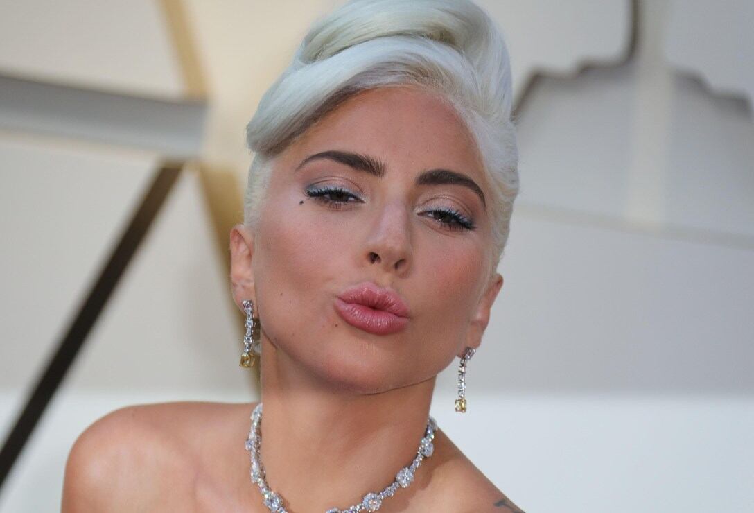 Lady Gaga sube la temperatura con sus curvas en atrevido bikini 