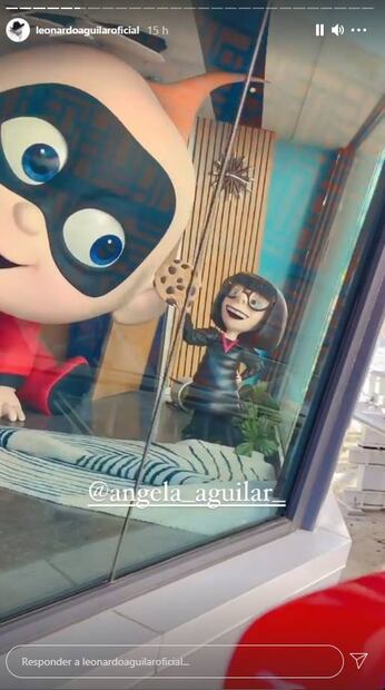 Ángela Aguilar se divierte en Disneyland y sorprende con sexy look