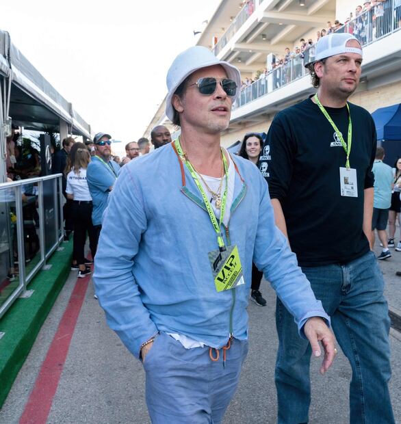 El afectuoso saludo entre Brad Pitt y Sergio "Checo" Pérez durante el GP de Estados Unidos