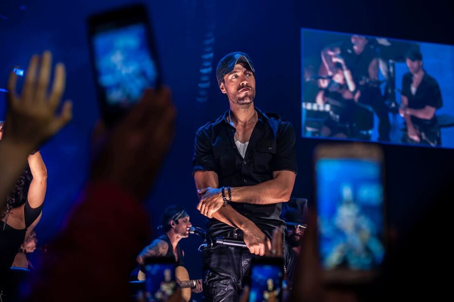 Enrique Iglesias 'juega' con su bebé Masha, de apenas 2 meses