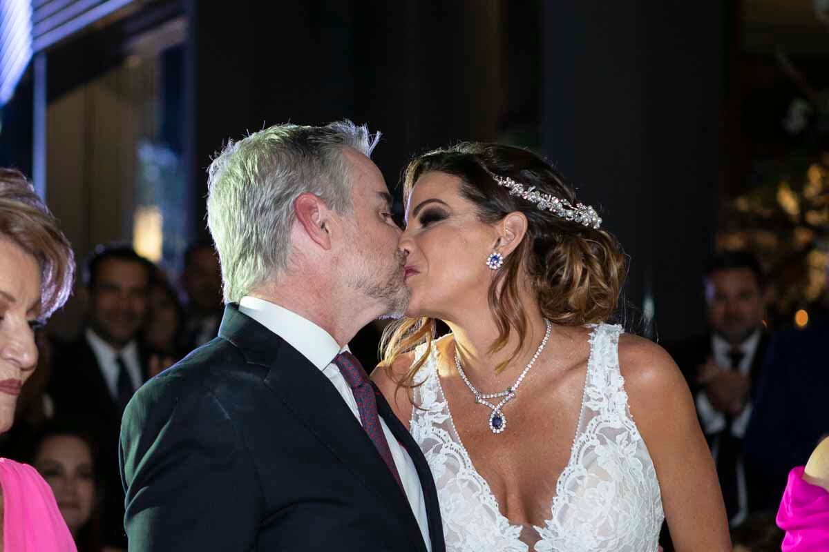 El beso de marido y mujer. (Foto: Esteban Torreblanca)