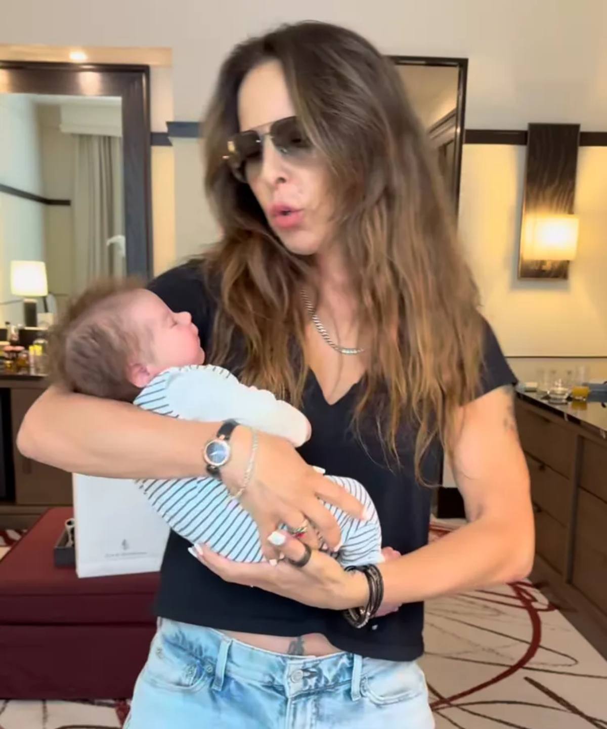 Kate del Castillo con su bebé reborn / Foto: Instagram  @katedelcastillo