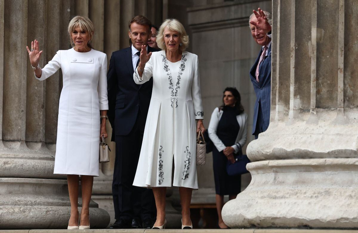 Brigitte y Emmanuel Macron se reunieron con los reyes Carlos III y Camila (Foto: EFE)