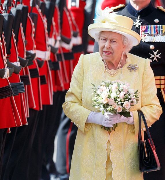 Nadie tiene permiso de tocar el bolso de la reina Isabel II y te decimos por qué
