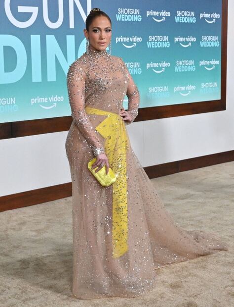 Jennifer Lopez deslumbra con vestido nude en el estreno de su nueva película