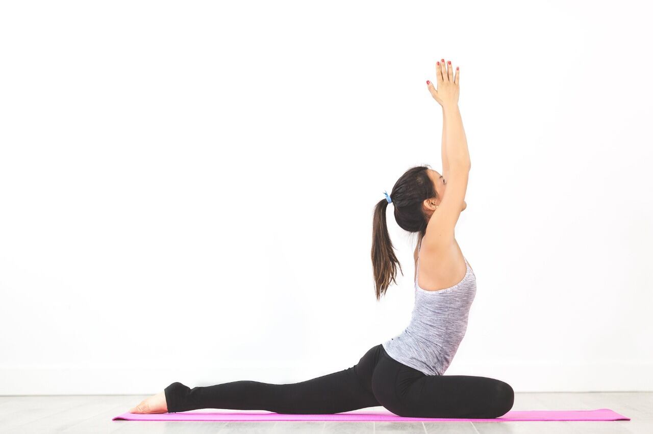 5 posturas de yoga para el dolor de espalda tras un día de home office