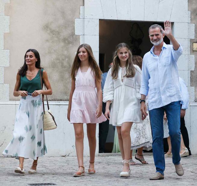 Felipe de España sorprende con relajado look de jeans y guayabera 