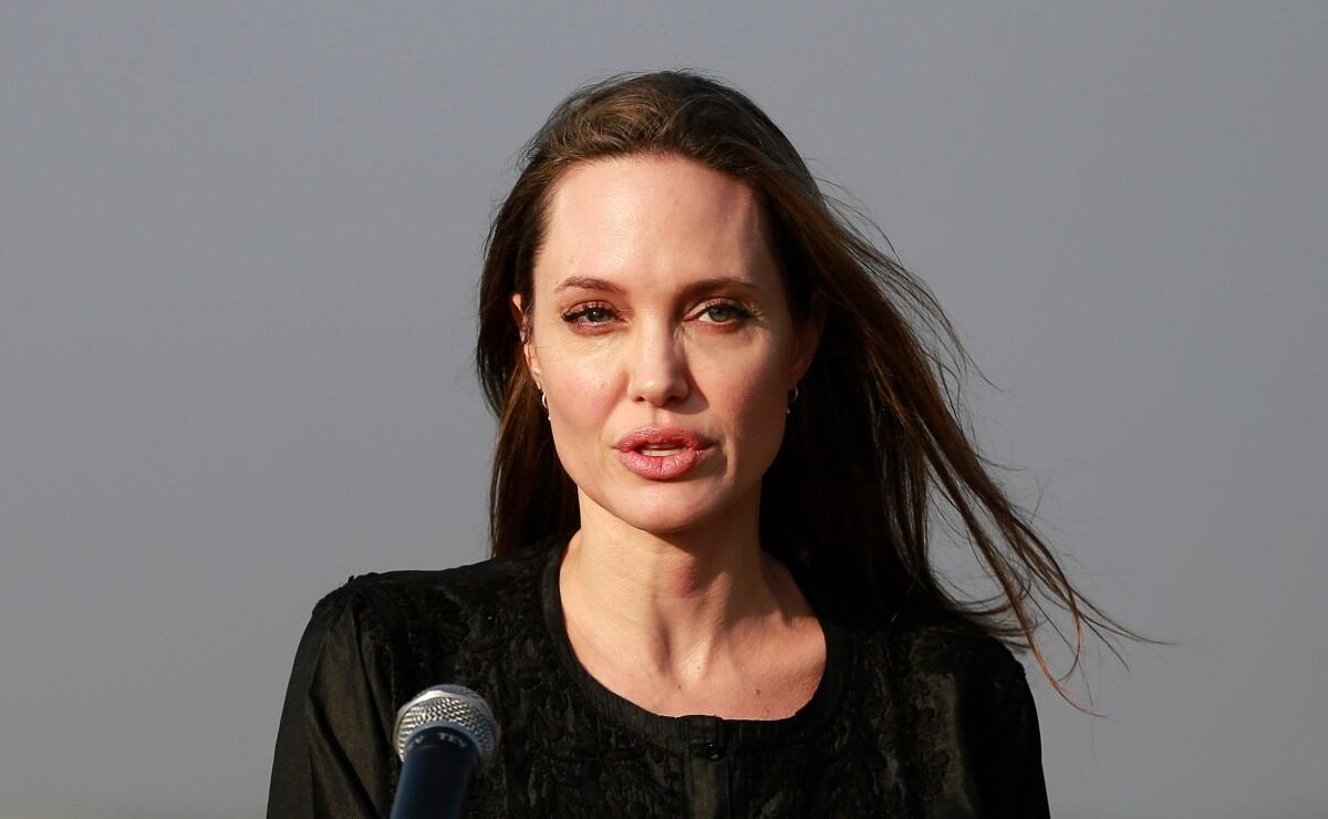 Angelina Jolie hace donativo sorpresa a niños que venden limonadas