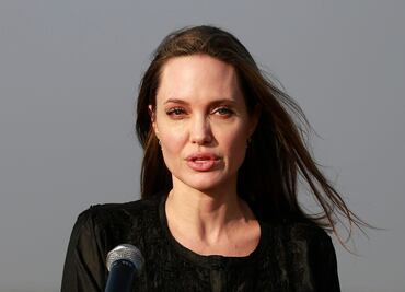 Angelina Jolie hace donativo sorpresa a niños que venden limonadas