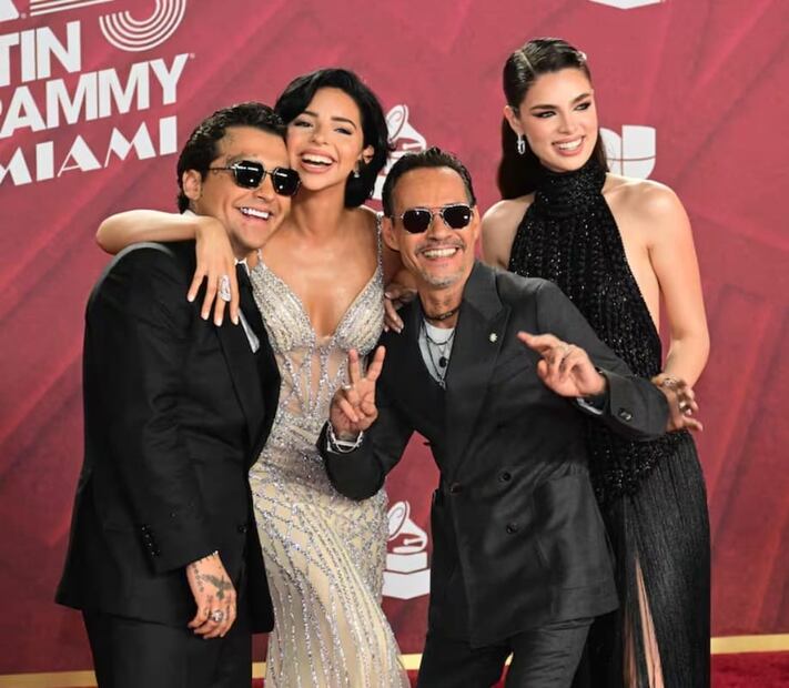 Christian Nodal y Ángela Aguilar con Marc Anthony y Nadia Ferreira en los Latin Grammy 2024 / Foto: AFP
