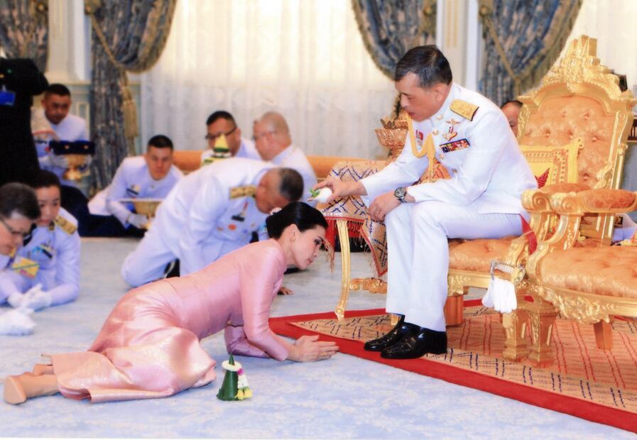 La polémica boda del rey de Tailandia y su guardaespaldas 