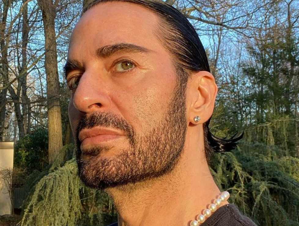 Marc Jacobs luce impactante tras levantamiento facial: comparte foto en cápsula de oxígeno