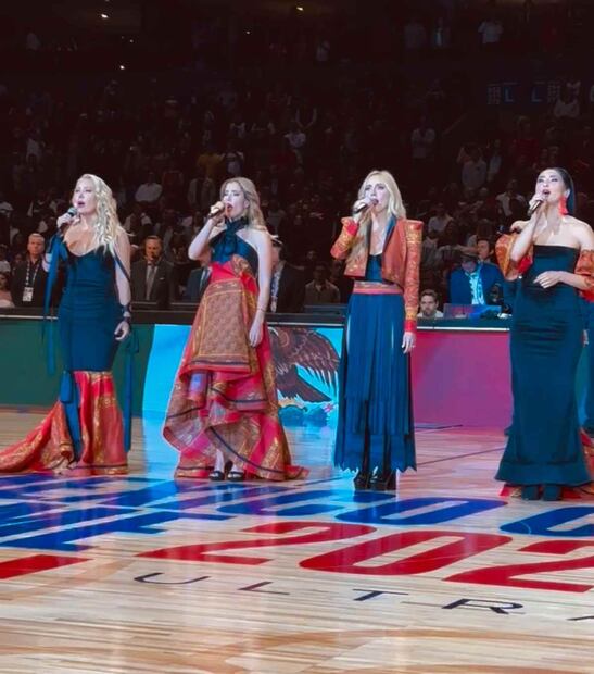 Las Reinas de Corazones entonaron el Himno Nacional Mexicano durante la Apertura del NBA Mexico City Game 2024. / Foto: Especial