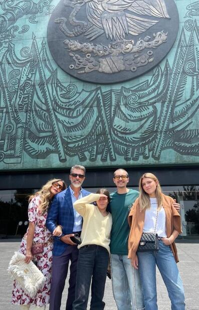 Issabela Camil y Sergio Mayer posaron felices junto a sus hijos afuera de la Cámara de Diputados / Foto: Instagram