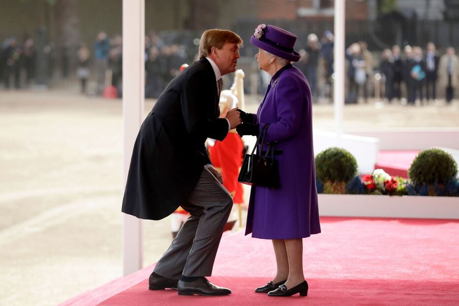 Con dos besos recibió la reina Isabel al rey Guillermo y Máxima de Holanda 