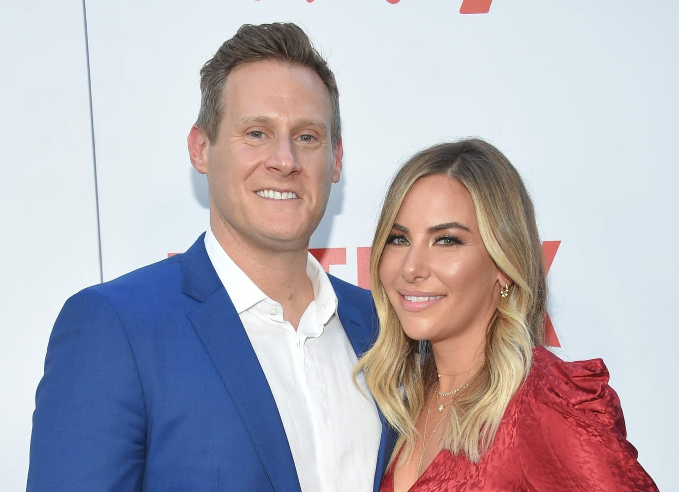 El productor Trevor Engelson y la actriz Tracey Kurland en 2018 / AFP