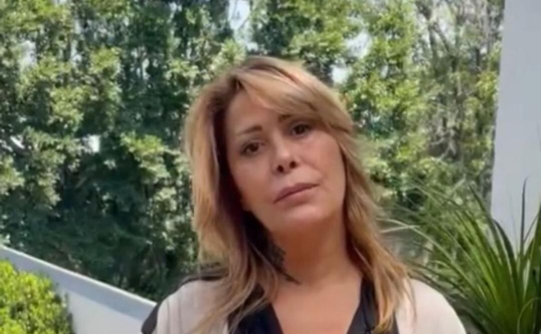 Alejandra Guzmán sufre terrible caída en el escenario; está hospitalizada 
