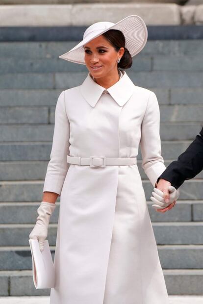 Meghan Markle vestida con un elegante abrigo de Dior para la misa de Isabel II