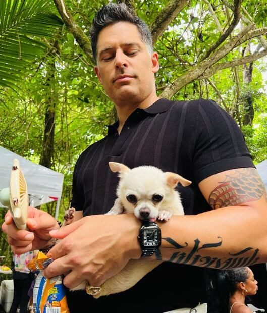 Joe Manganiello y el perrito que comparte con Sofía Vergara/Instagram.