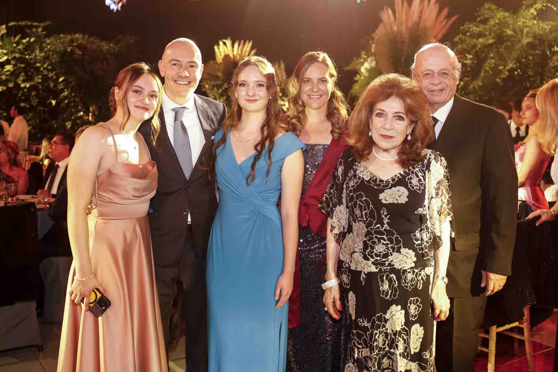 Isabel, Felipe y María Duarte con Paulina Carranza, Concepción Olvera y Felipe Duarte. (Foto: Esteban Torreblanca)