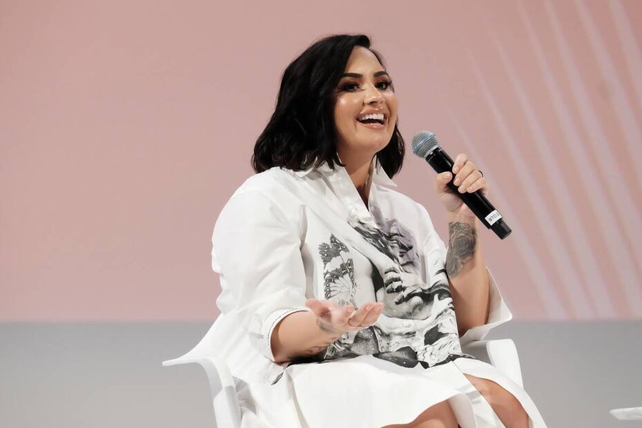 Demi Lovato reaparece en cumbre juvenil tras aparente sobredosis