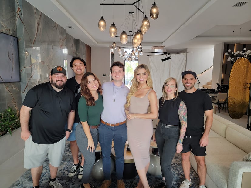 El 'behind the scenes' para "Vámonos a Kissimmee" en la mansión vacacional de Marjorie. (Foto: Especial)