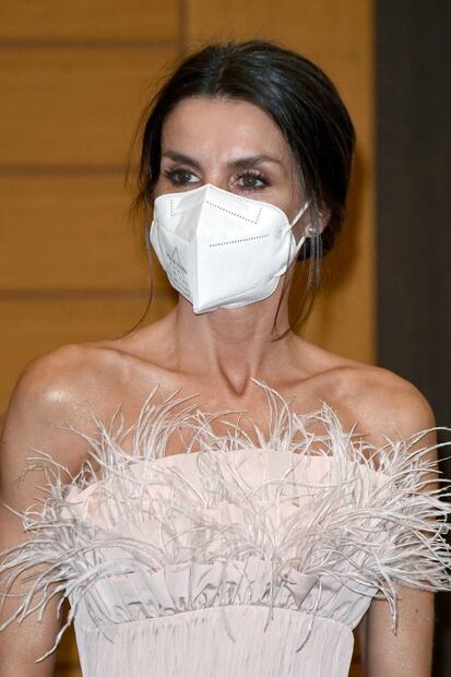 La reina Letizia de España muy elegante y sexy con plumas en gira oficial