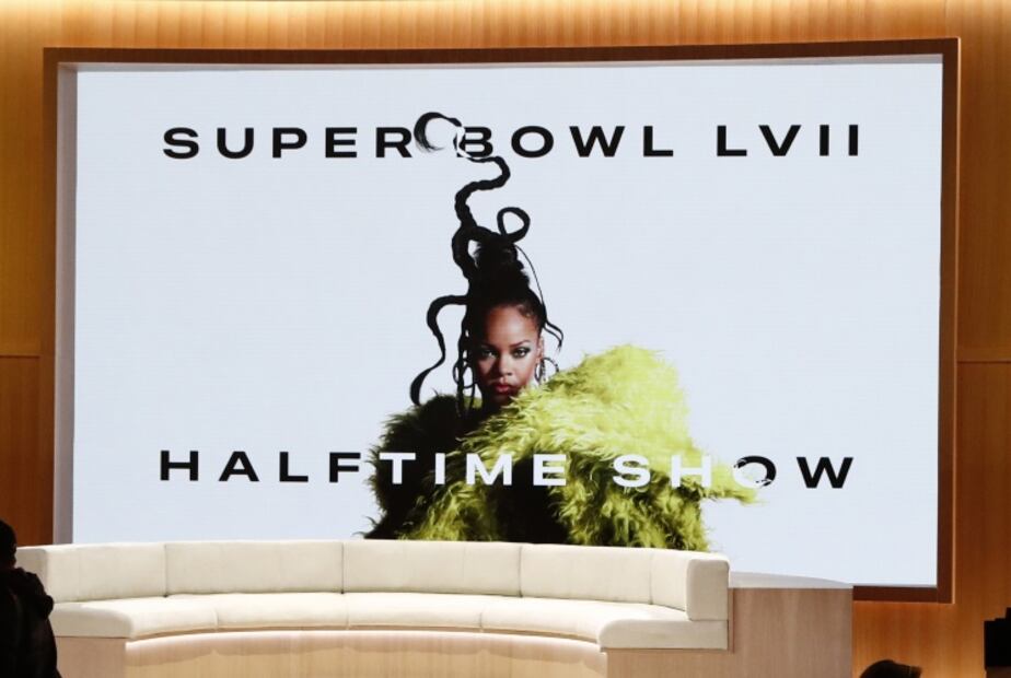 El seductor atuendo de Rihanna previo a su show en el Super Bowl LVII