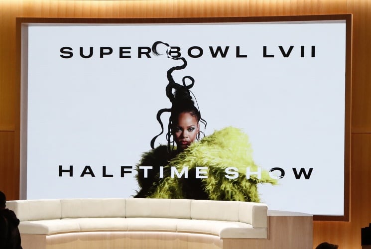 El seductor atuendo de Rihanna previo a su show en el Super Bowl LVII