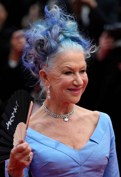 Helen Mirren llamó la atención con el pelo diseñado en azul