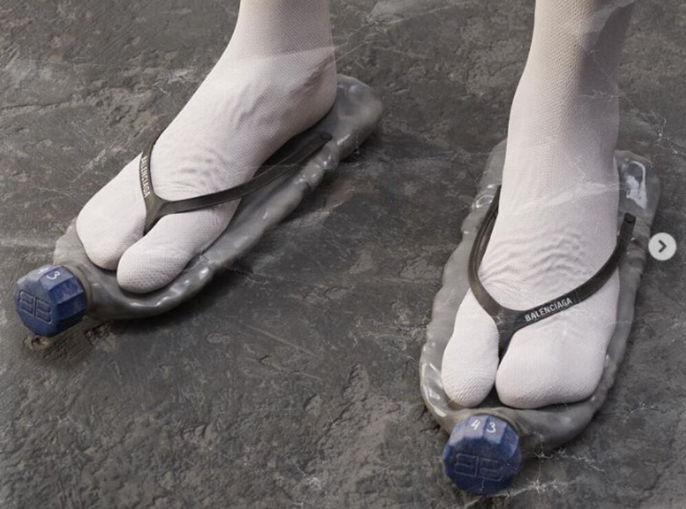 ¿Es verdad que Balenciaga diseñó unas sandalias hechas de botellas? 