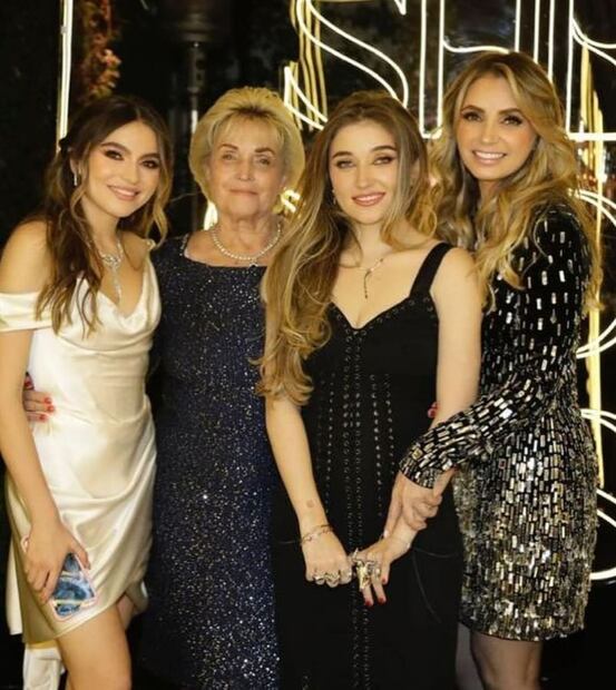 Angélica Rivera, su mamá María y sus hijas Sofía y Fernanda / Instagram: @fernandacastromusica