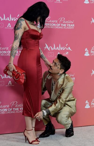 Christian Nodal y Cazzu en la ceremonia de Persona del Año de los Latin Grammy 2023 en el Centro de Conferencias y Exposiciones de Sevilla / AFP
