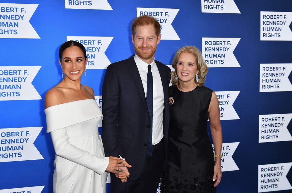 El príncipe Harry, como rockstar, evade a la prensa: "¿estás poniendo el dinero sobre tu familia?"