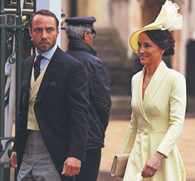 James y Pipa, hermanos de Kate Middleton en la coronación de Carlos III / AP
