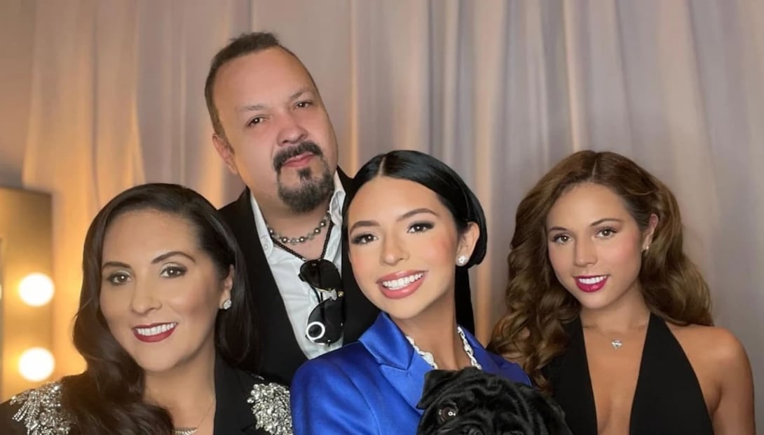 Pepe Aguilar y su esposa Aneliz con sus hijas Ángela y Aneliz / Foto: Instagram