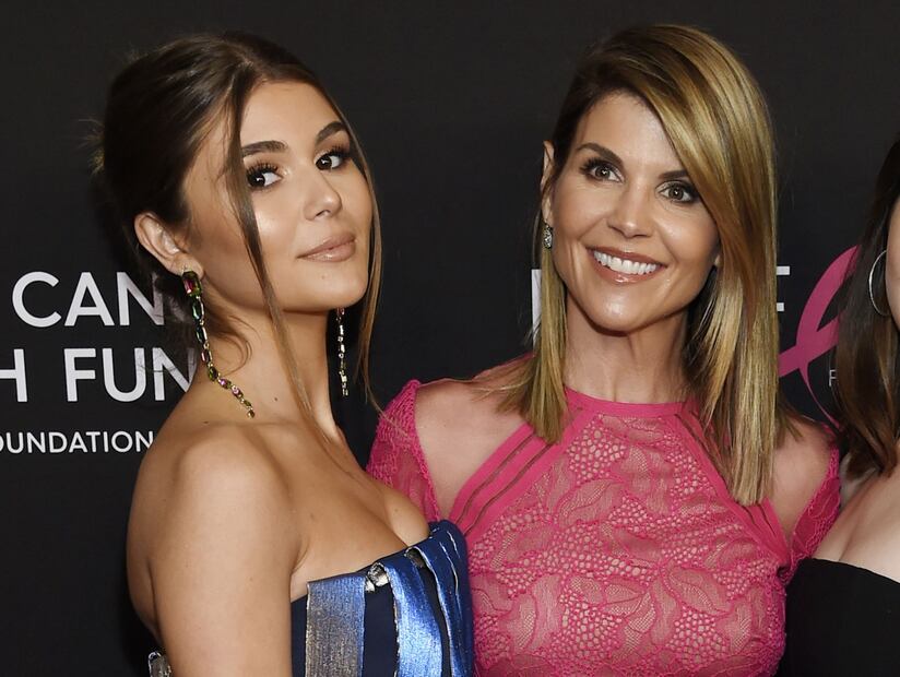 Mamá demanda a Felicity Huffman y Lori Loughlin por soborno a universidades