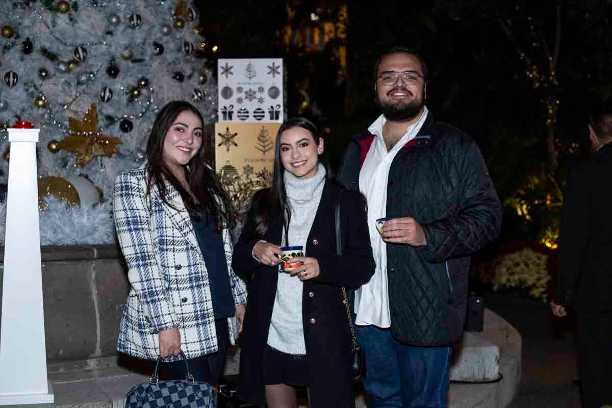 Andrea y Almudena Chávez y Patricio Sánchez. (Foto: Esteban Torreblanca)