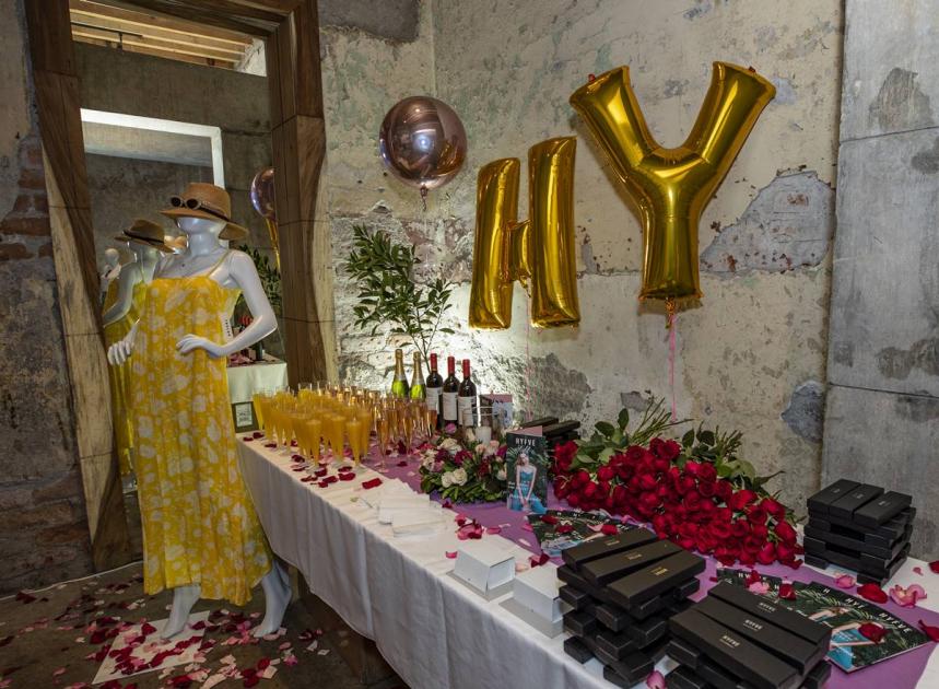 Claudia Sheinbaum y Ximena Sariñana en el desayuno de las 104 Mujeres Líderes de México