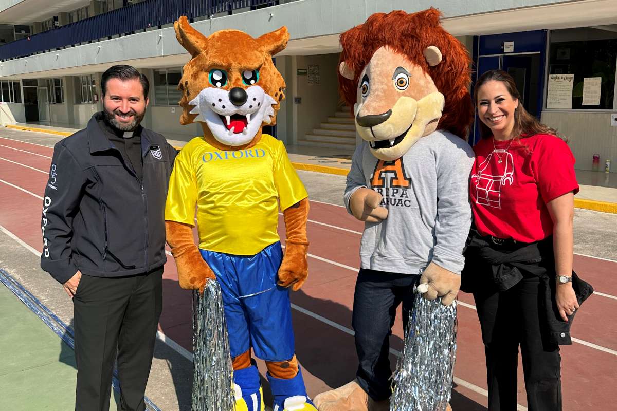 El director del Colegio Oxford, padre John Chaverra; Oliver; la subdirectora de preescolar, primaria y secundaria, Alejandra de la Peña y Leonel. (Foto: Especial)