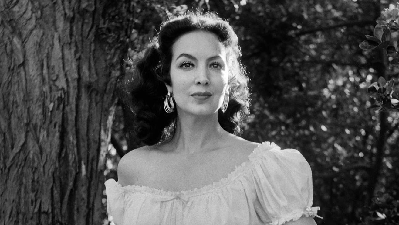 María Félix será interpretada por Sandra Echeverría en serie de Televisa Univisión