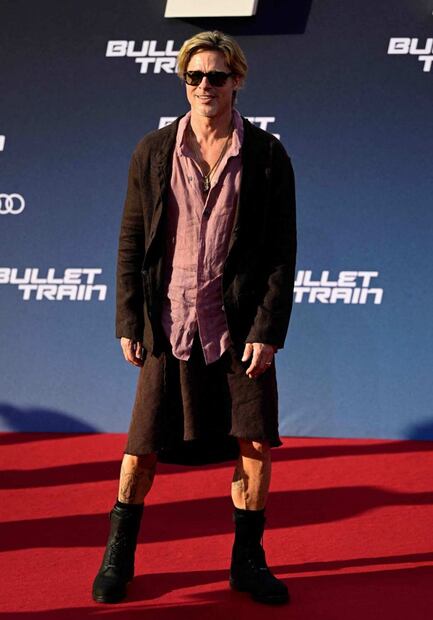 Brad Pitt aparece con falda en alfombra roja