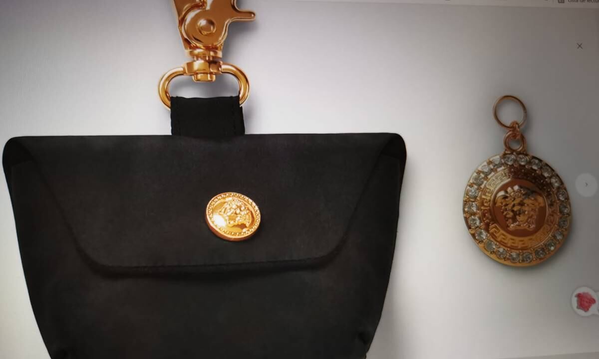 Versace tiene el bolso de lujo que necesitas para la recolección de heces de tu mascota